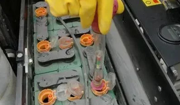 90%的人竟然不知道，，，叉车蓄电池要加水？？？？？？